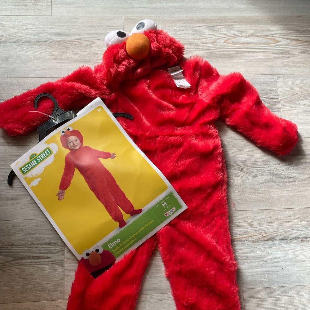 - Elmo custome fits 3-4T New